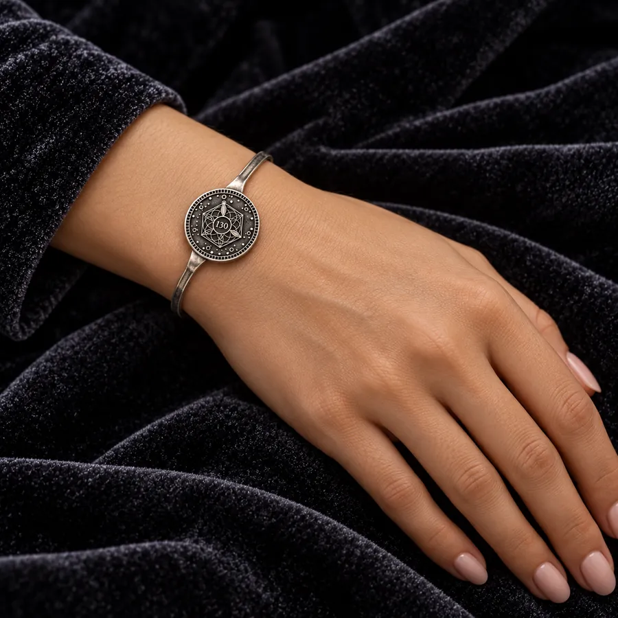 Bracelet jonc, médaillon teinte argent